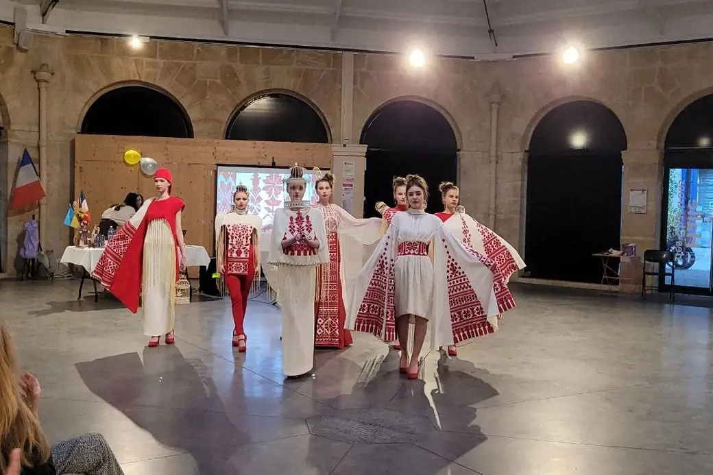 artelʹ moda prezentuyeʹ svoyi kolektsiyi v bordo