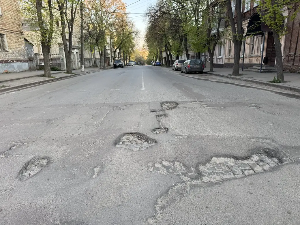 Бруківка під асфальтом у Сумах