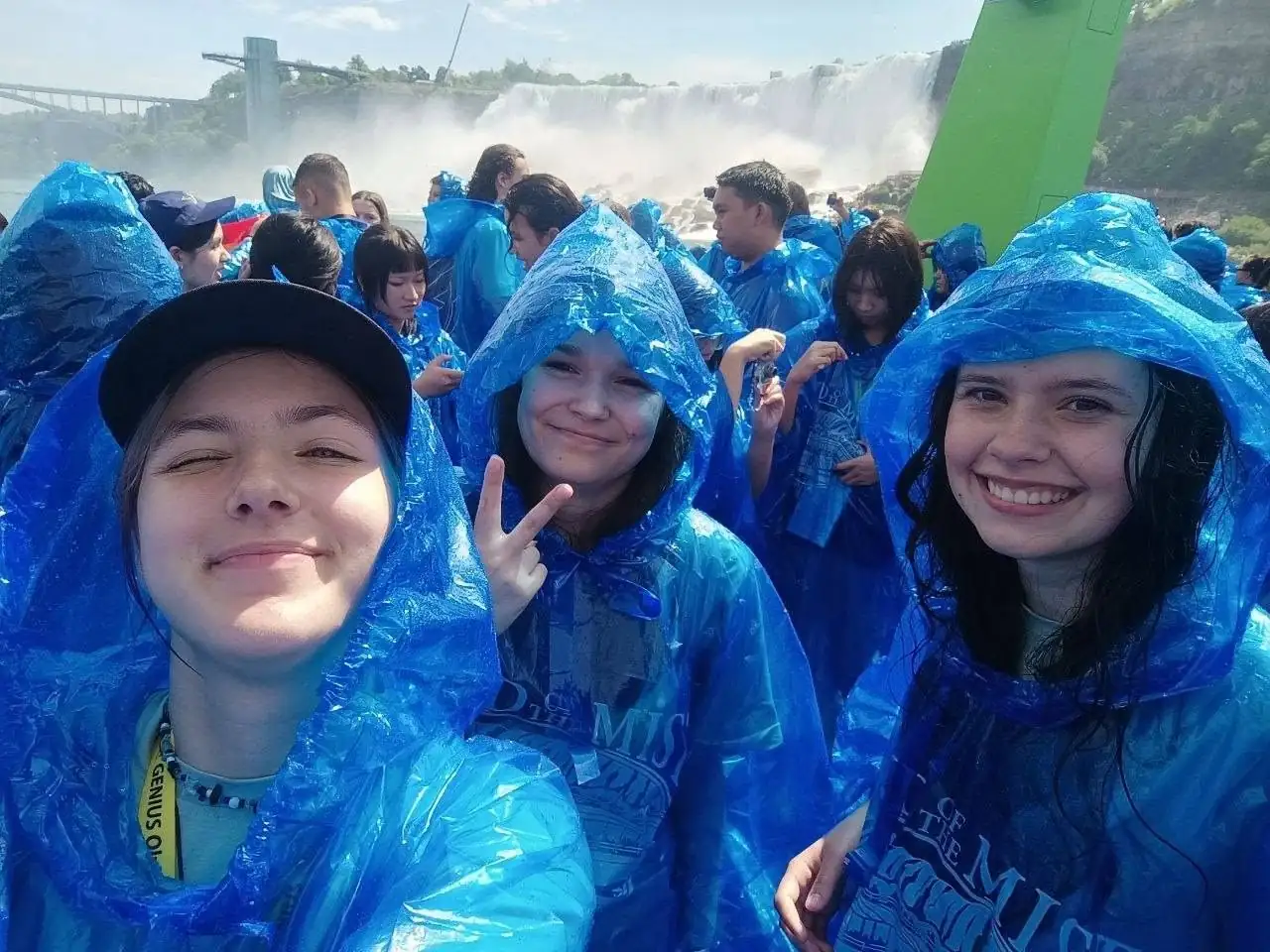 дівчата на водоспаді в США