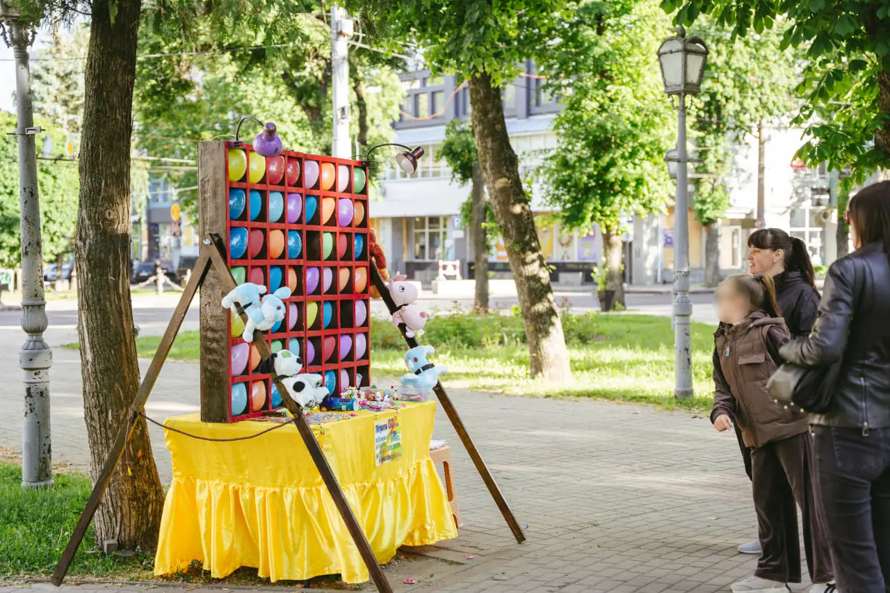 Сум'яни грають у дартс у центрі міста