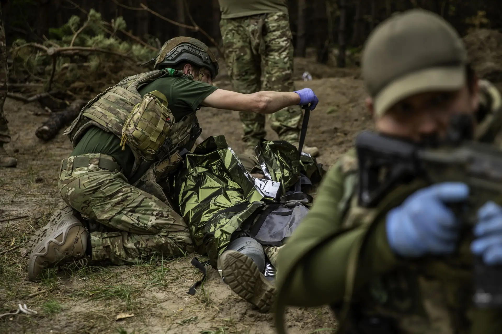 medyk azovu dopomagaye poranenomu