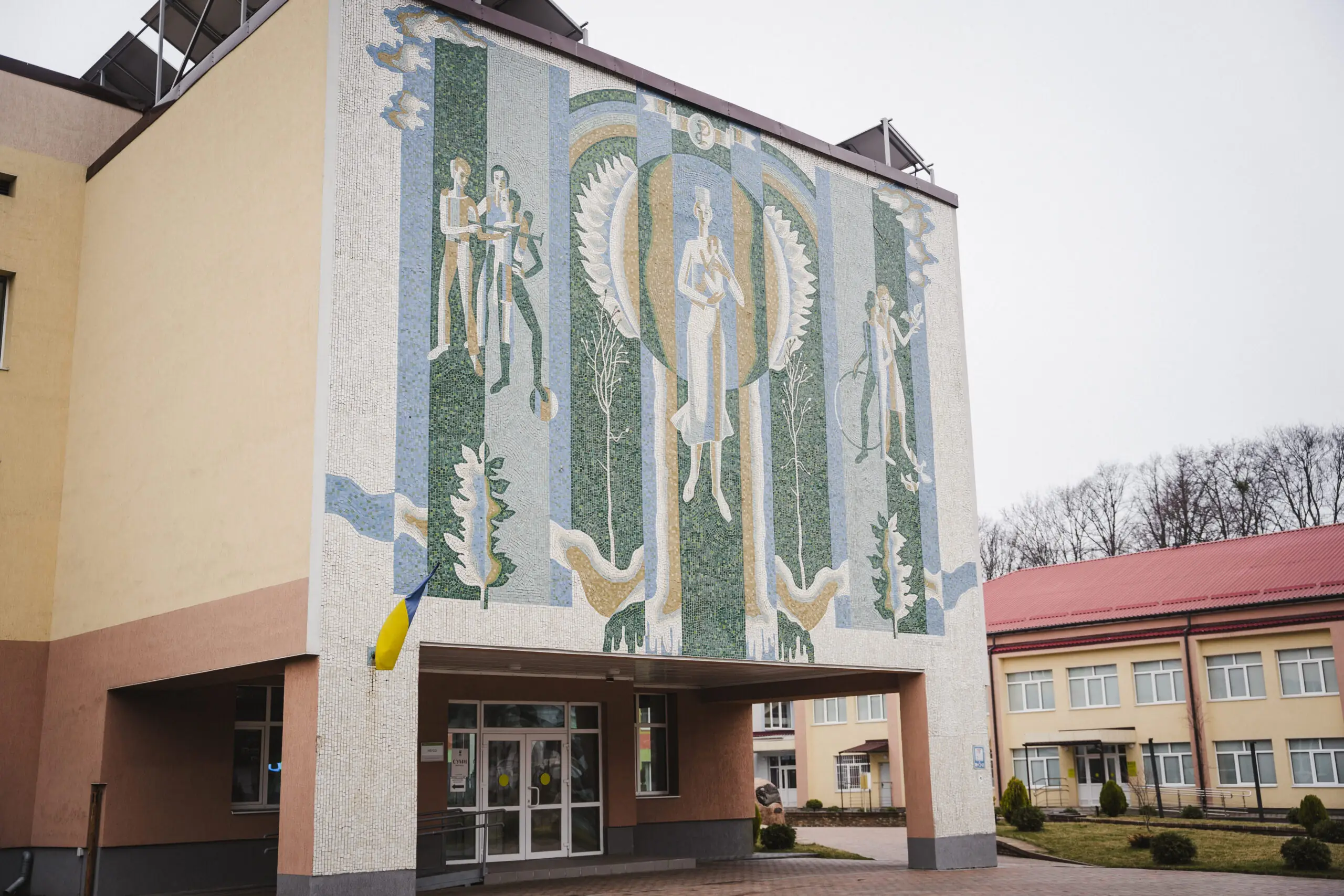 Мозаїка на фасаді дитячої лікарні Святої Зінаїди в Сумах