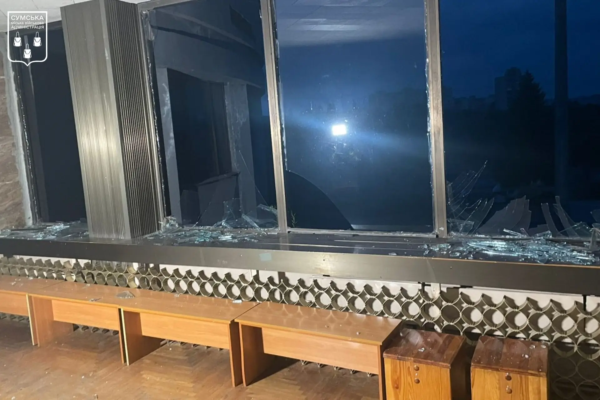 Роздягальня у палаці дітей та юнацтва після обстрілу