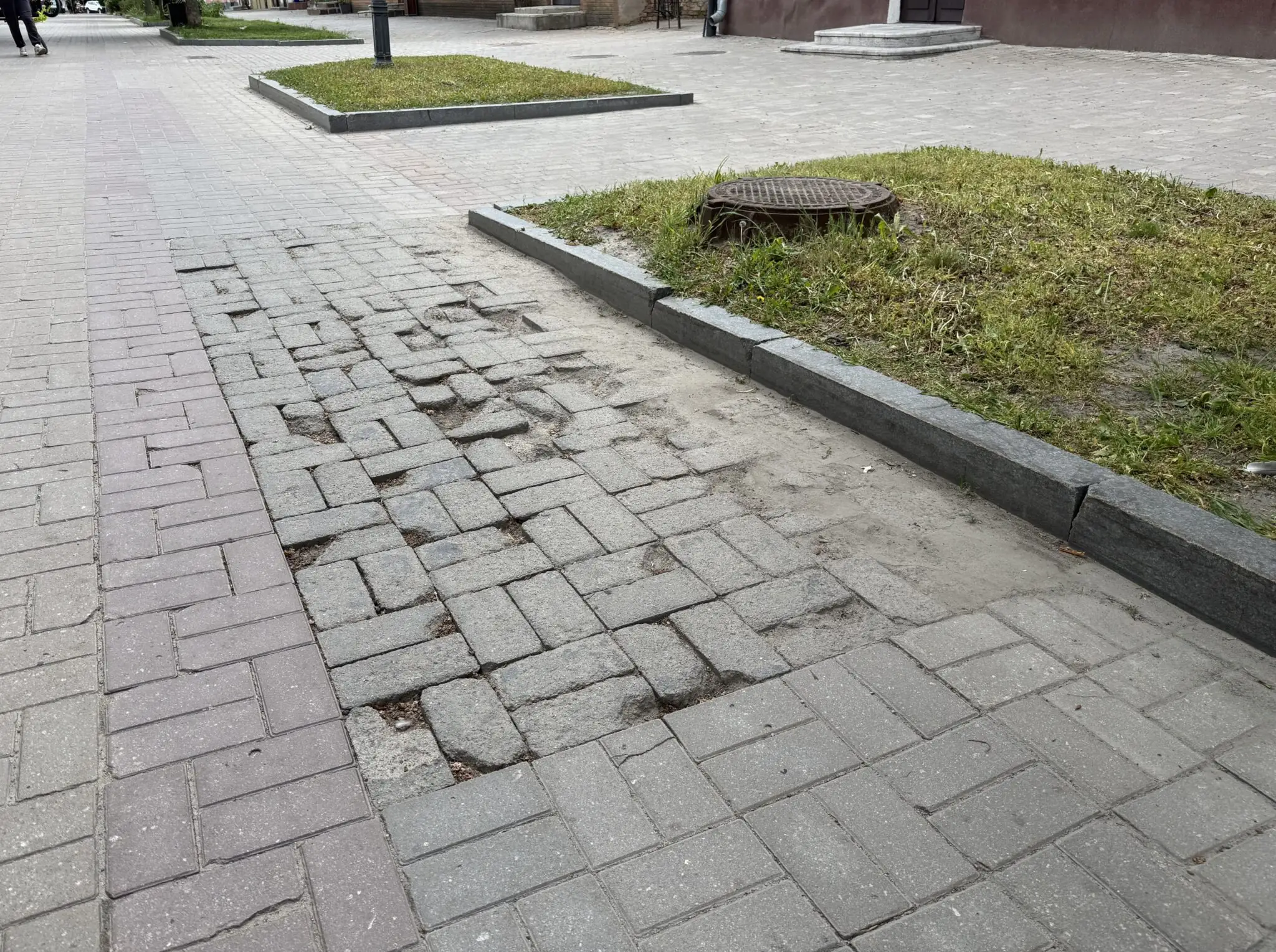 Розбита плитка на вулиці Воскресенській у Сумах