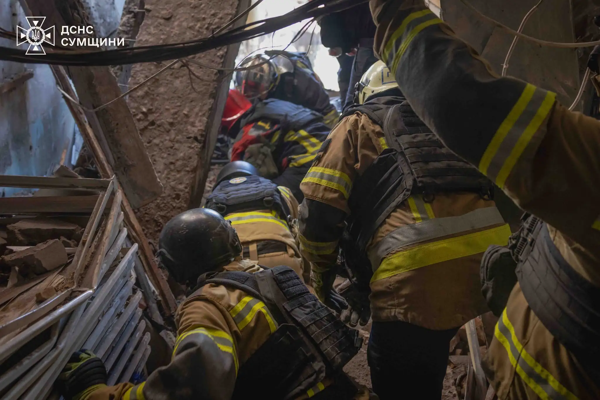 Рятувальники працюють на місці атакаи в Сумах