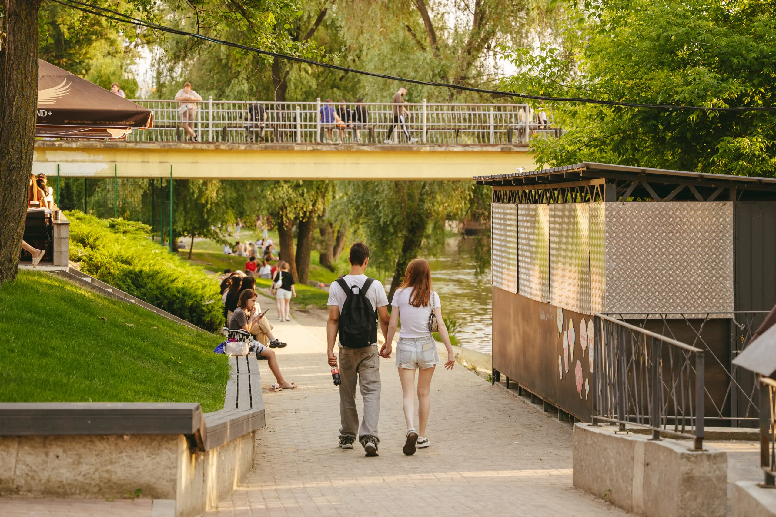 Суми прогулянка людей біля річки