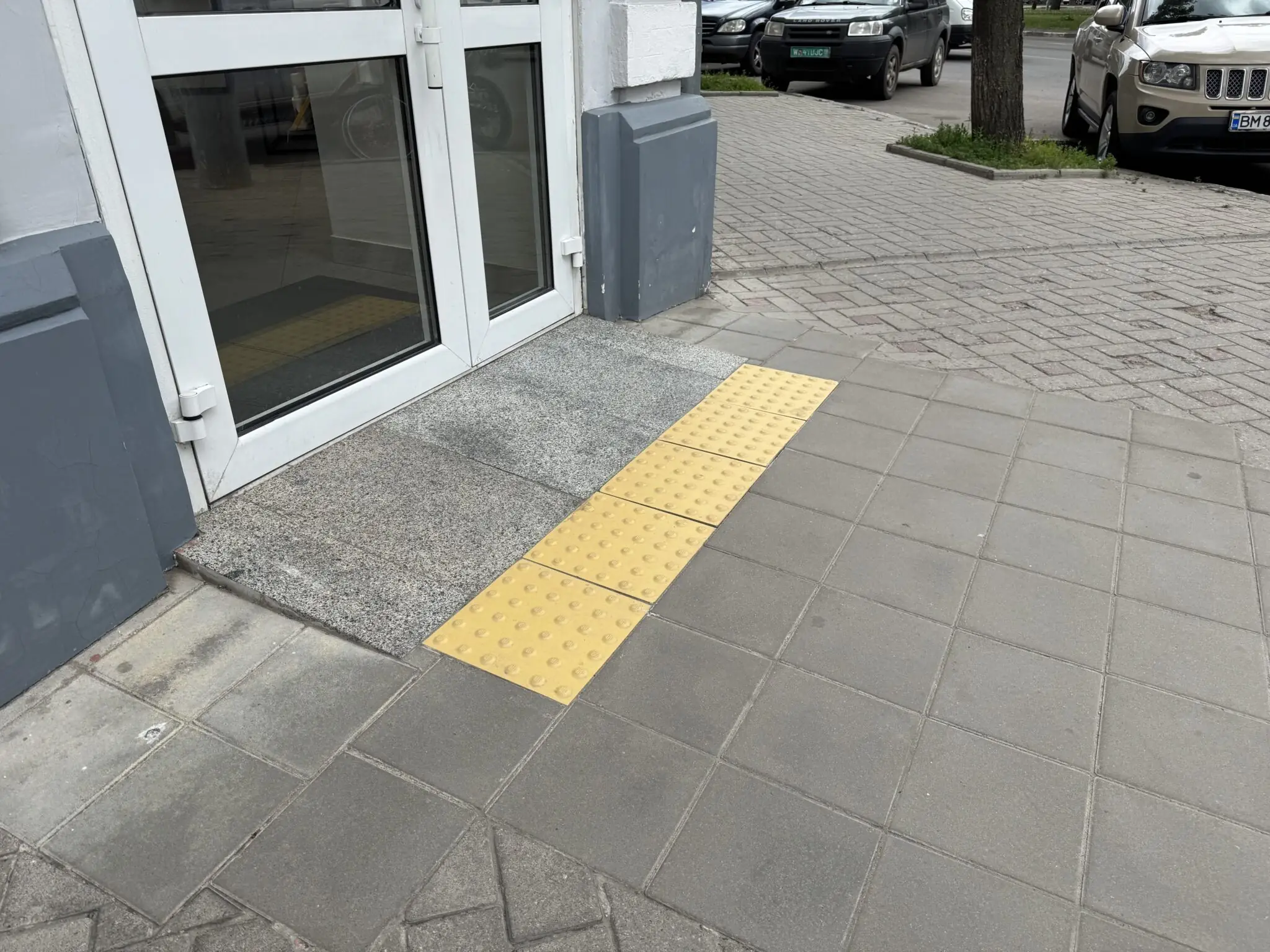 Тактильна плитка біля аптеки в Сумах