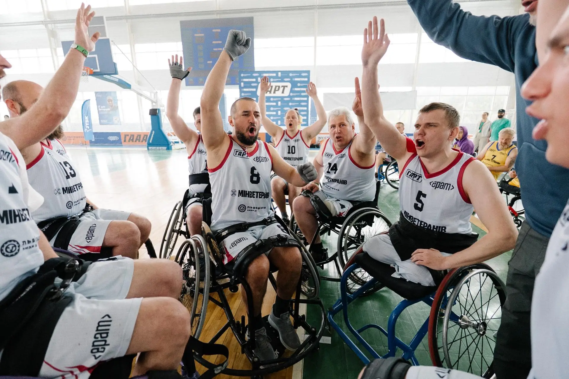 veterany na kolisnykh krislakh hraiut u basketbol hart 2026 1