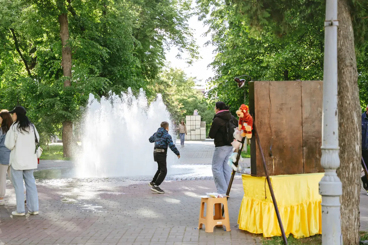 vidpochynok vlitku Sumy Водограй поблизу пам'ятнику Цукру в Сумах