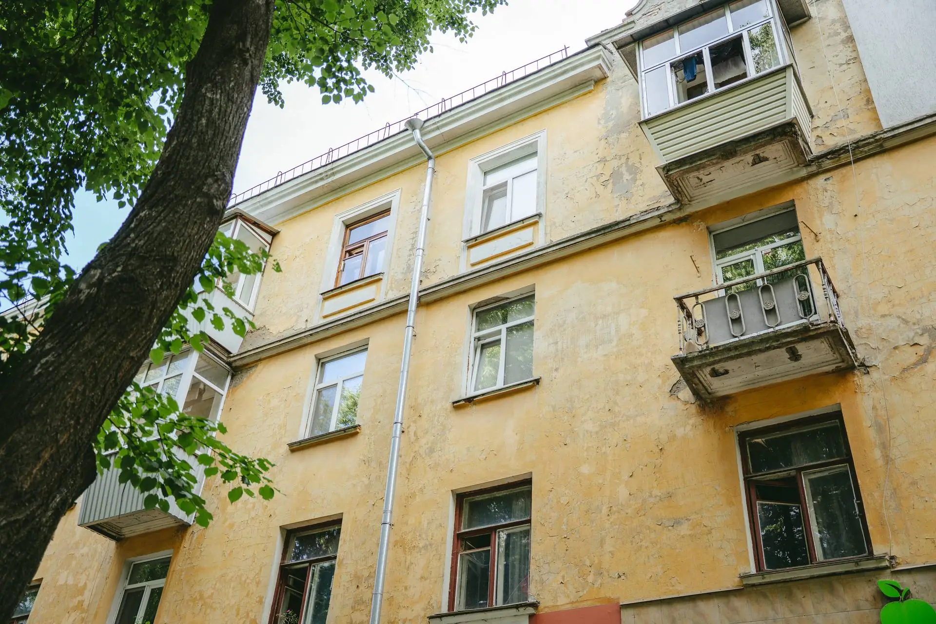 zhovtyi budynok sumy shevchenka