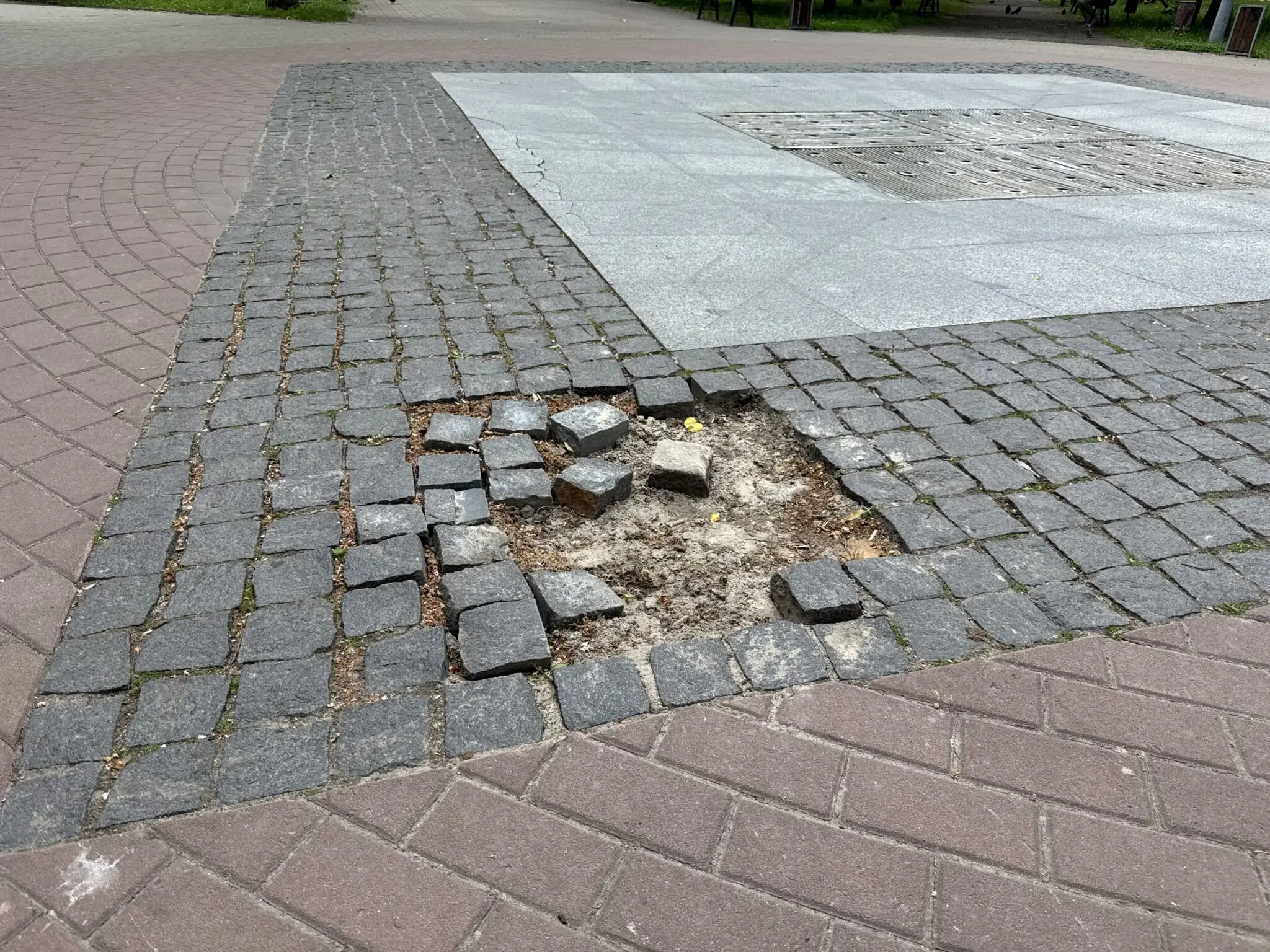 Розбита плитка на Покровській площі