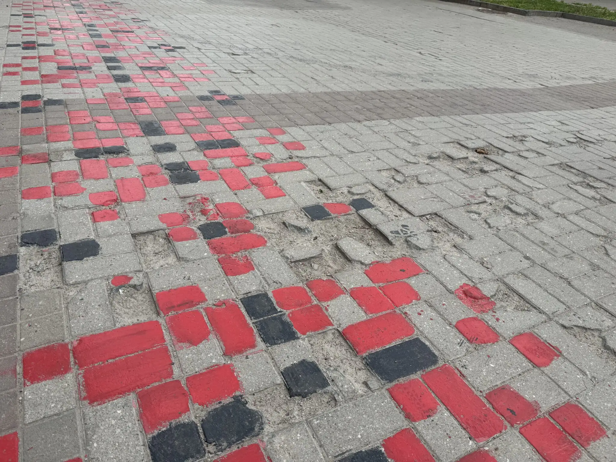 Розбита плитка на вулиці Соборній у Сумах