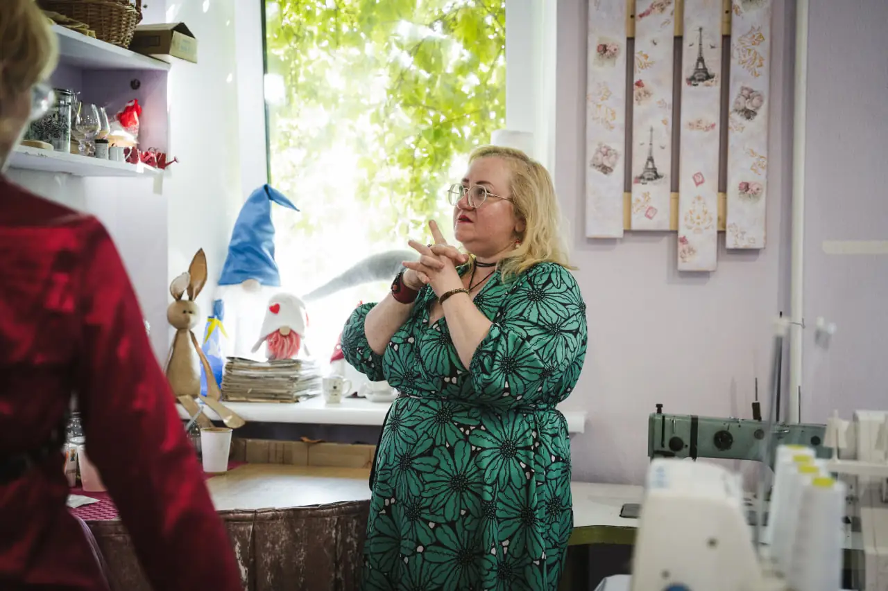 Tetyana Skakodub v atelʹye3 Тетяна Скакодув в ательє на вулиці Воскресенській в Сумах.