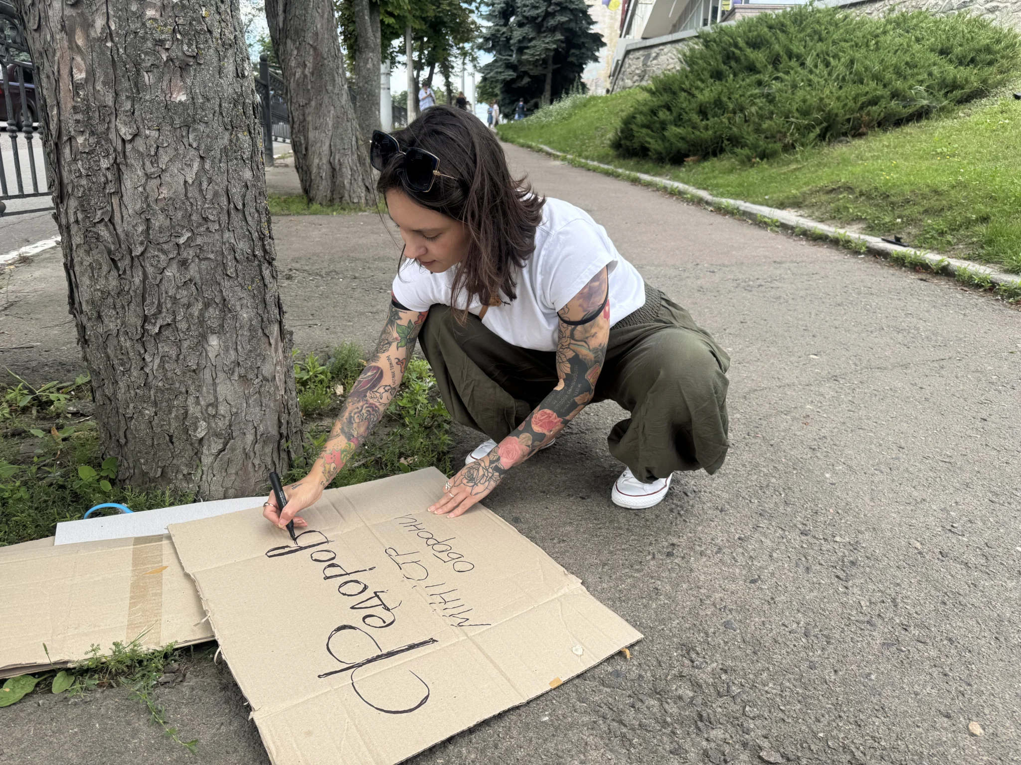 divchyna pyshe na kartontsi
