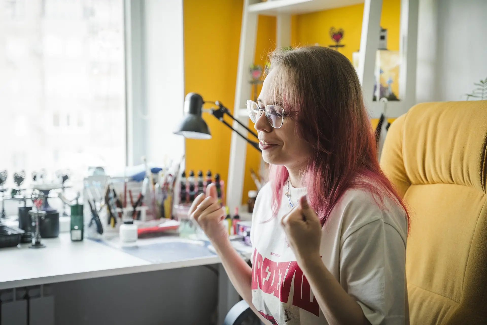 Анастасія Федорова працює за столом біля вікна