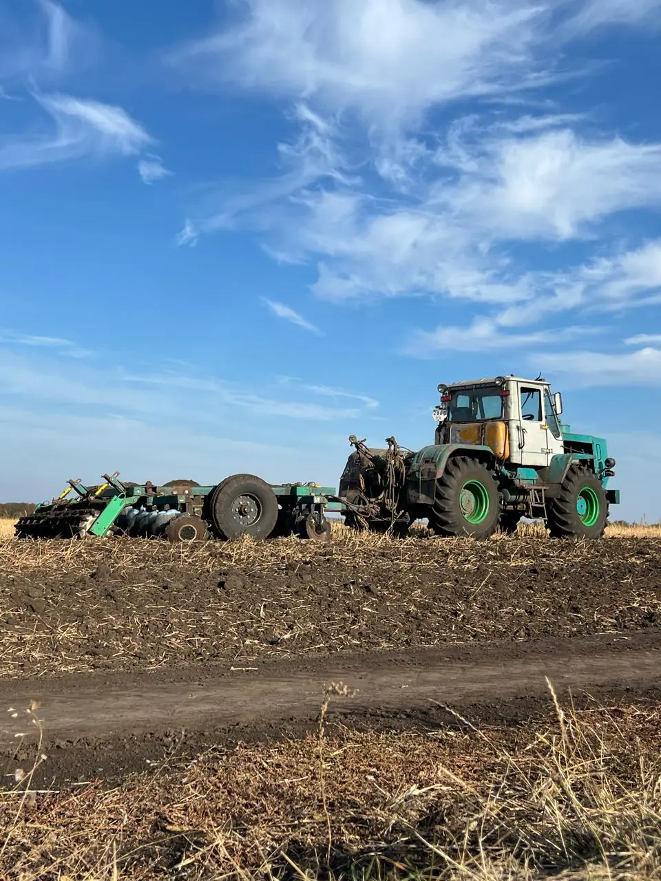 Трактор в полі на прикордонні Сумщини