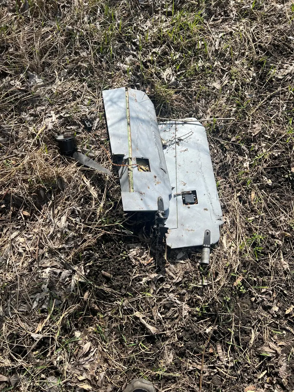 Залишки російського дрона на полі в прикордонні Сумщини