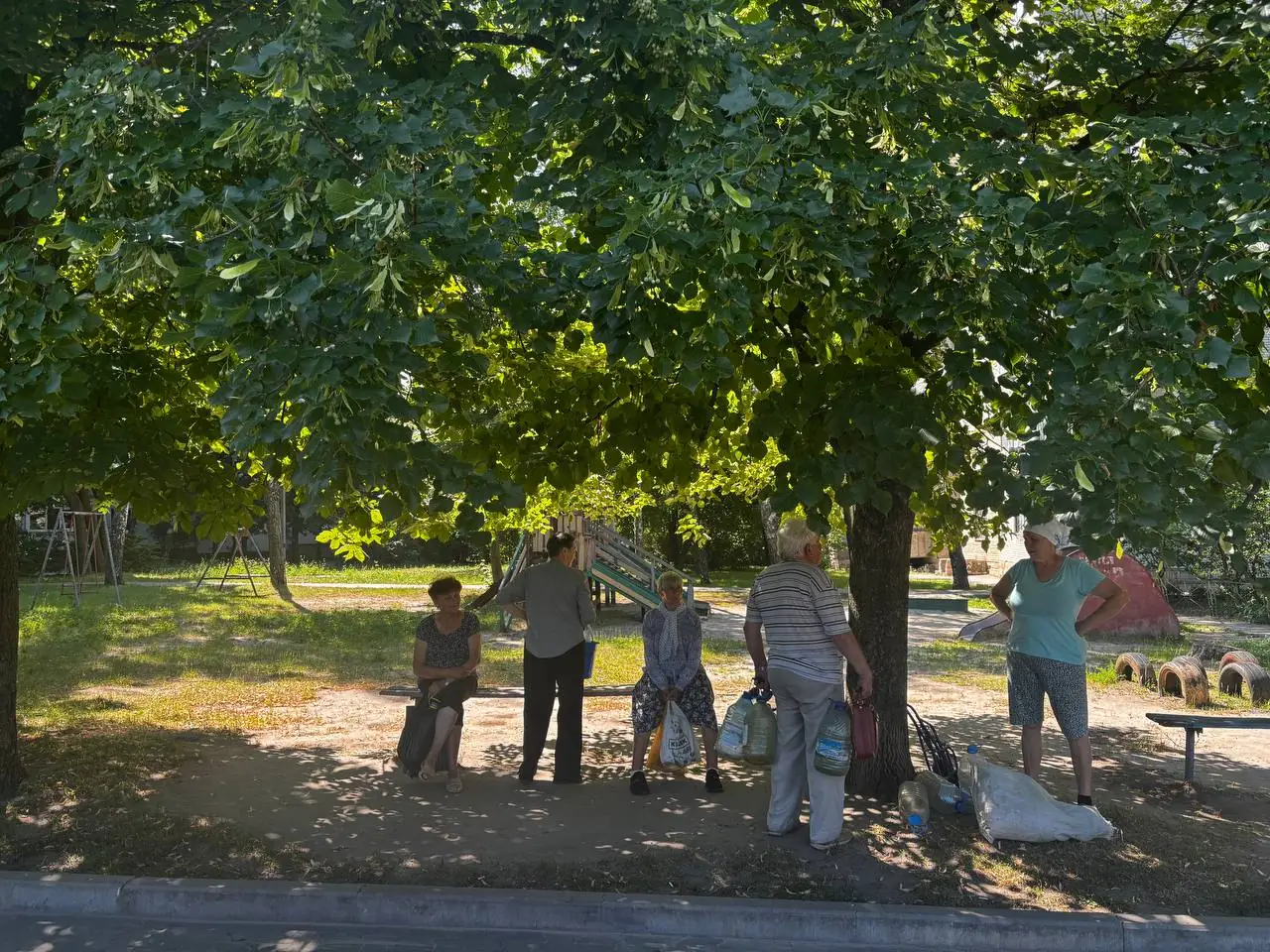 liudy chekaiut na vodu
