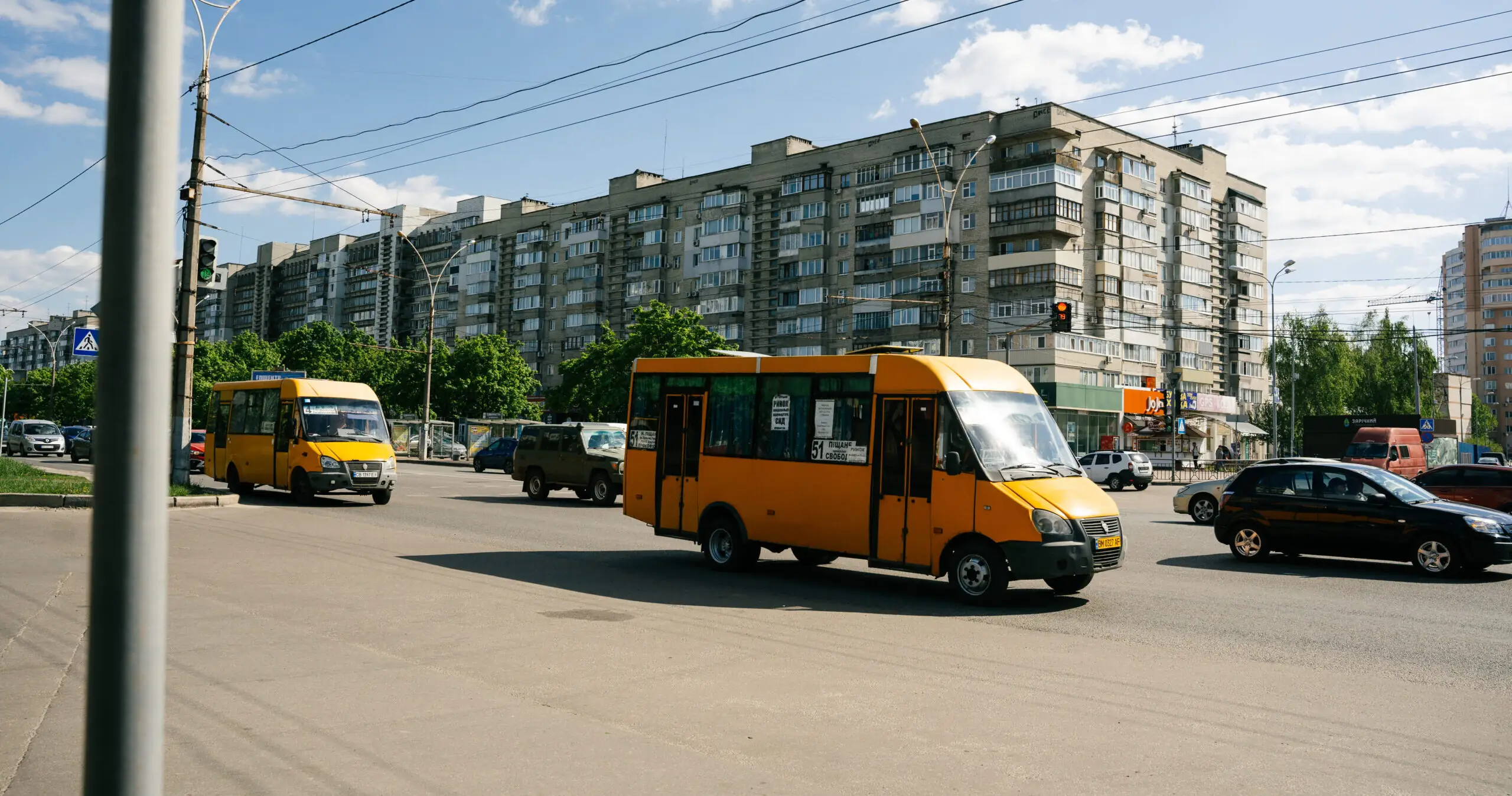 Маршрутки їдуть у центрі Сум
