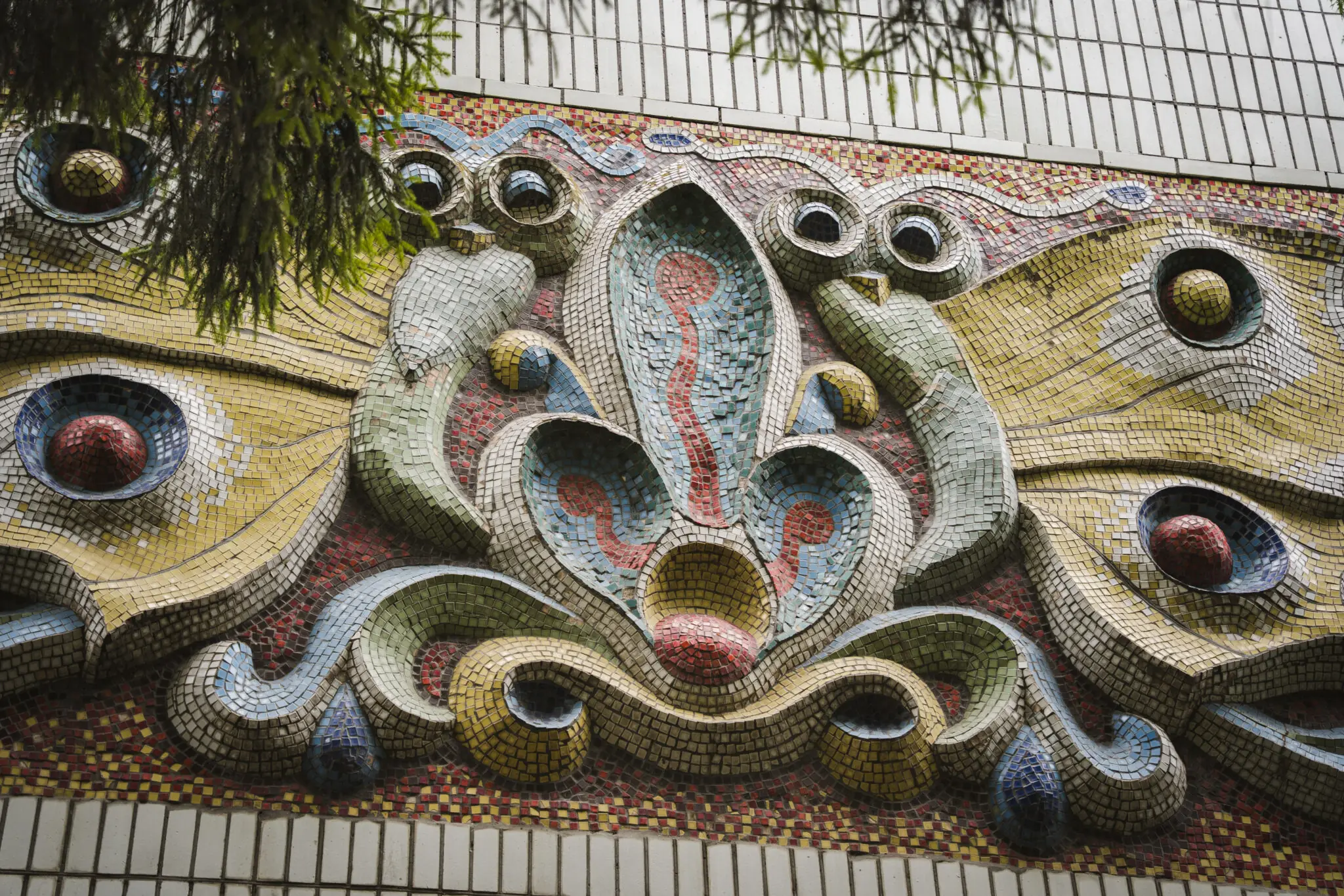 Мозаїка на фасаді школи в Сумах