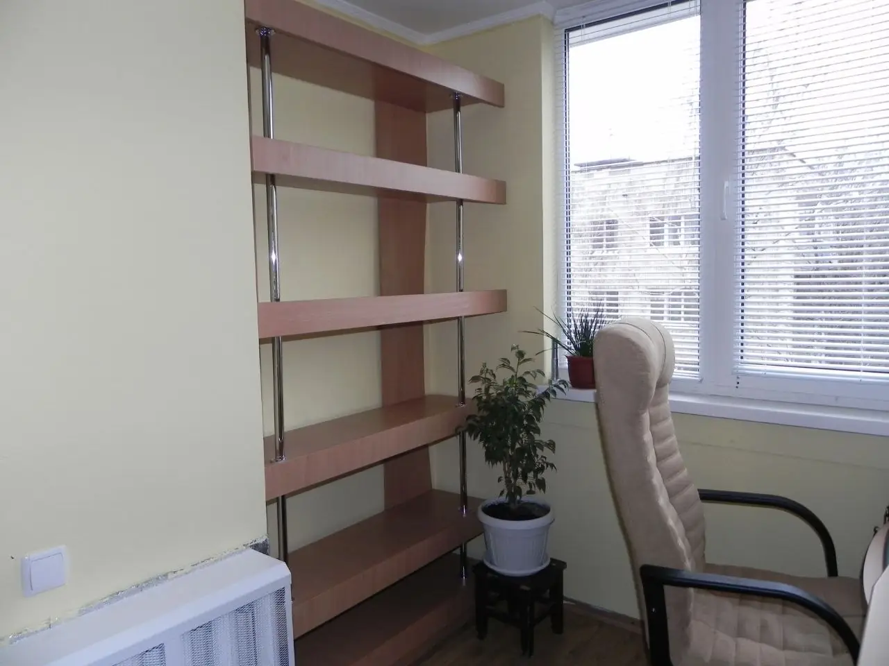 pershyy stelazh Перший стелаж