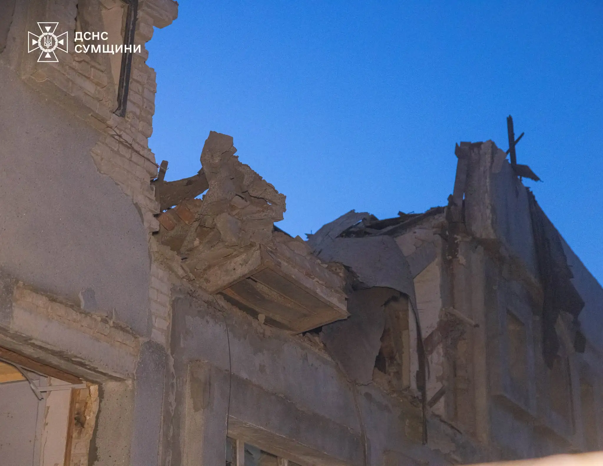 Пошкоджена будівля в Сумах