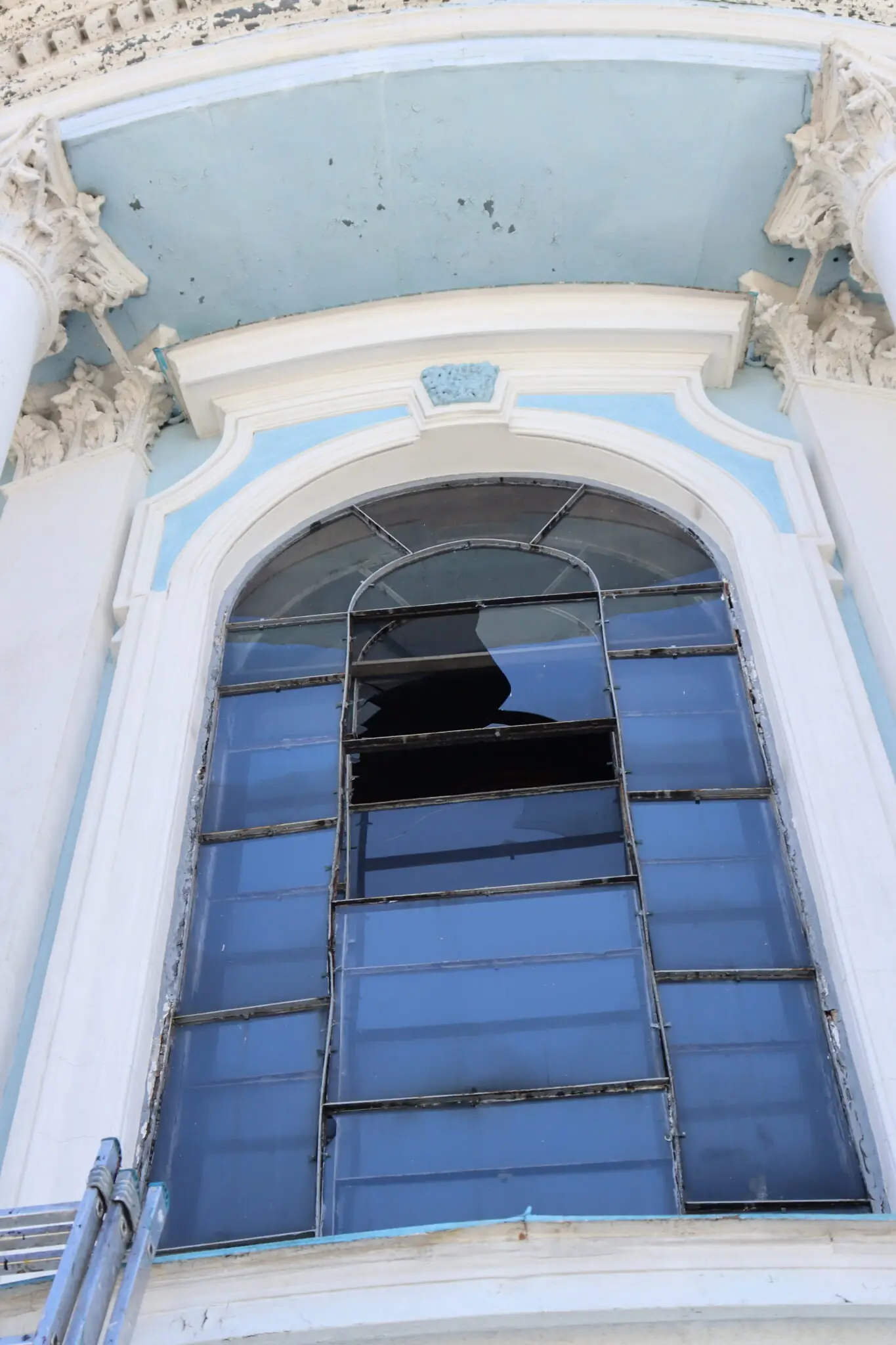 Розбите вікно в Сумах