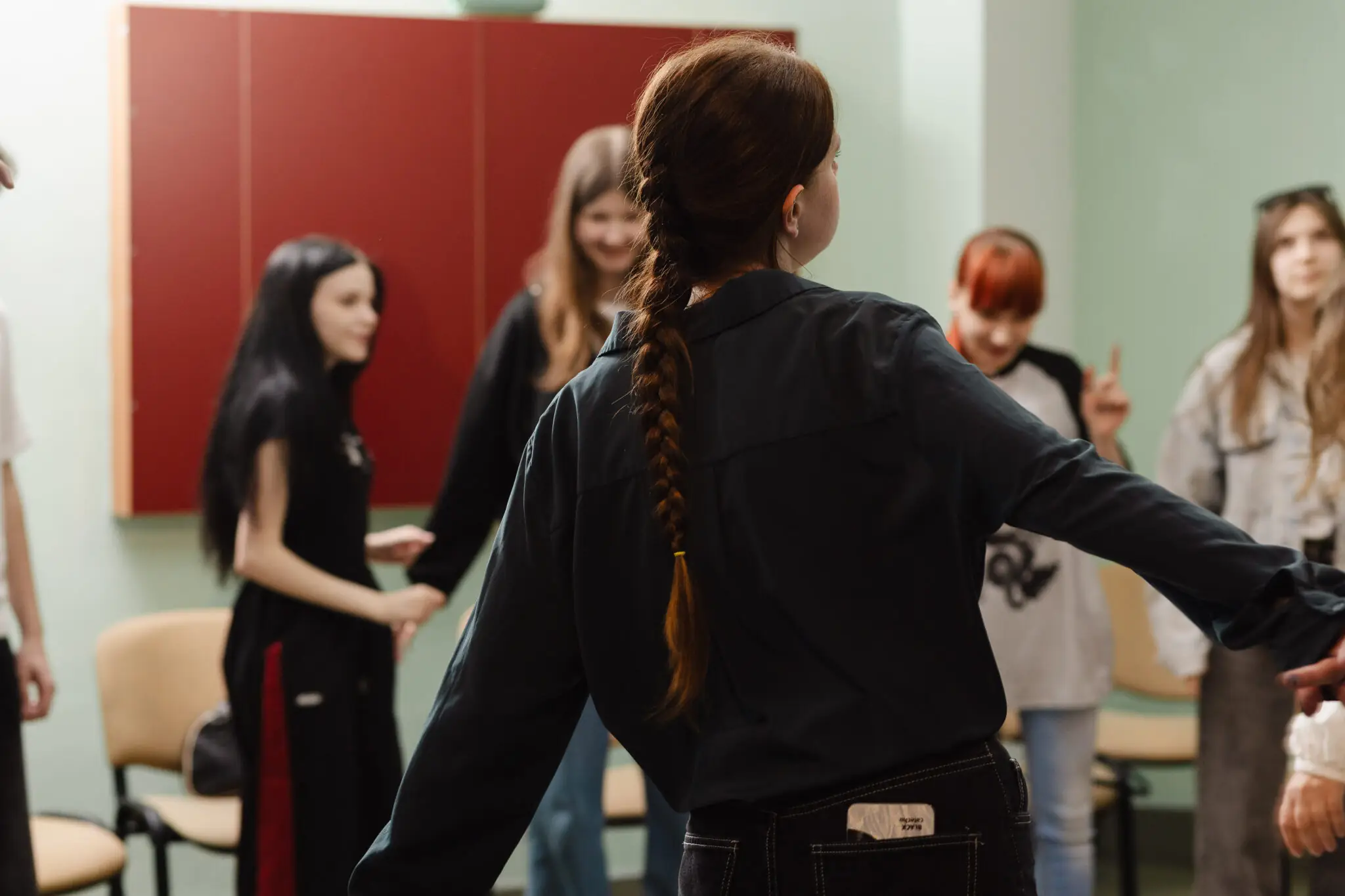 studenty tantsiuiut na khoreoterapii Студенти танцюють на хореотерапії