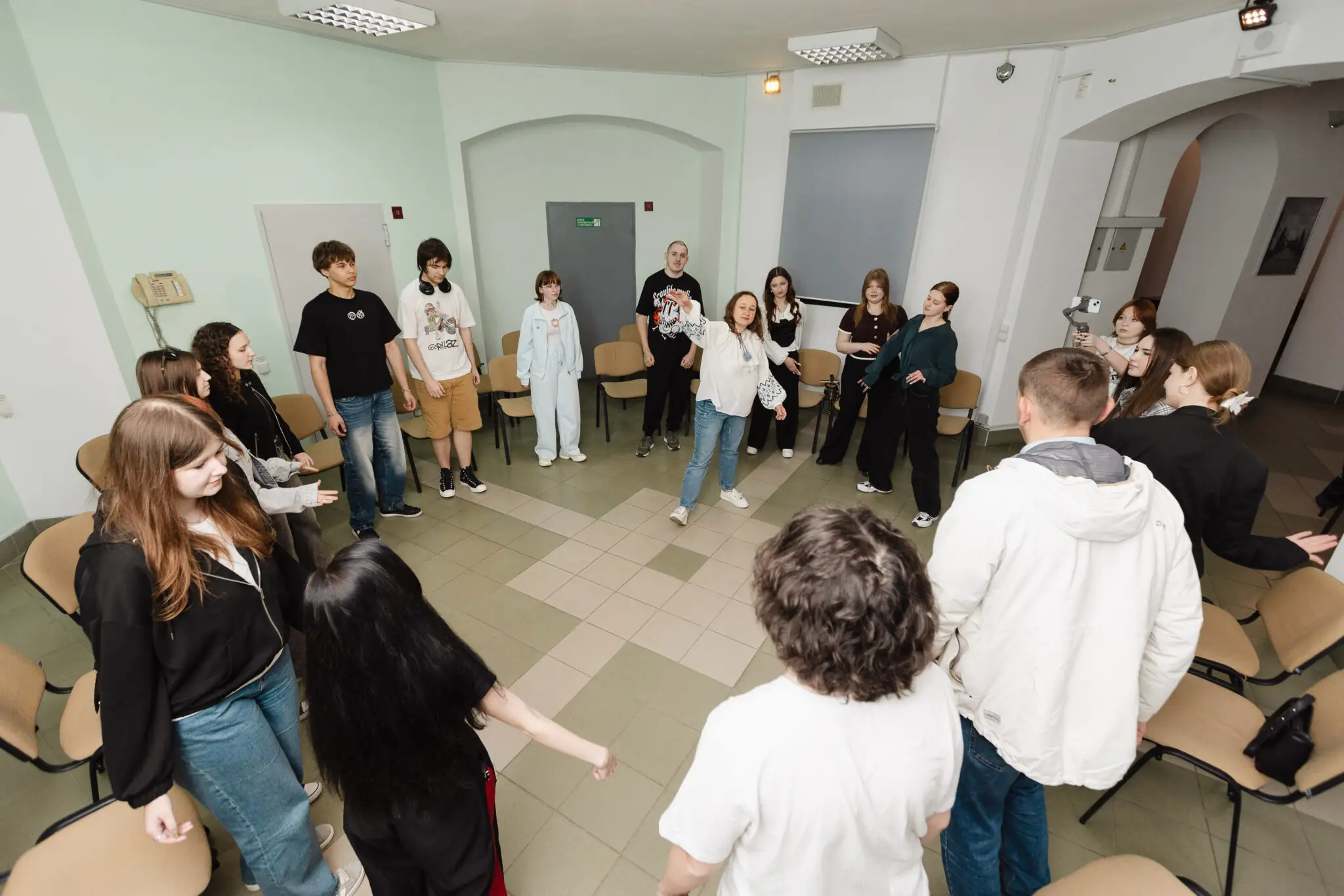 tantsi v koli tetiana povalii Танці в колі показує Тетяна Повалій