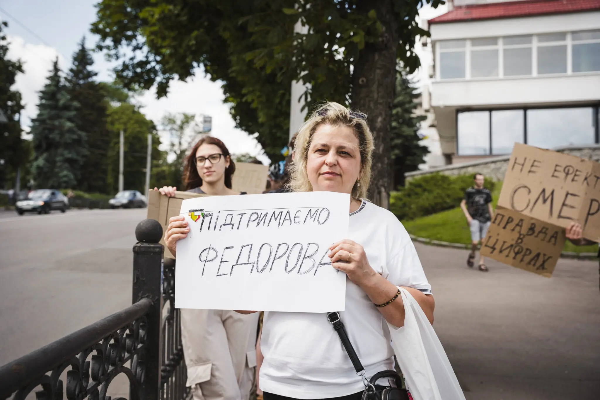 zhinka z kartonkoiu