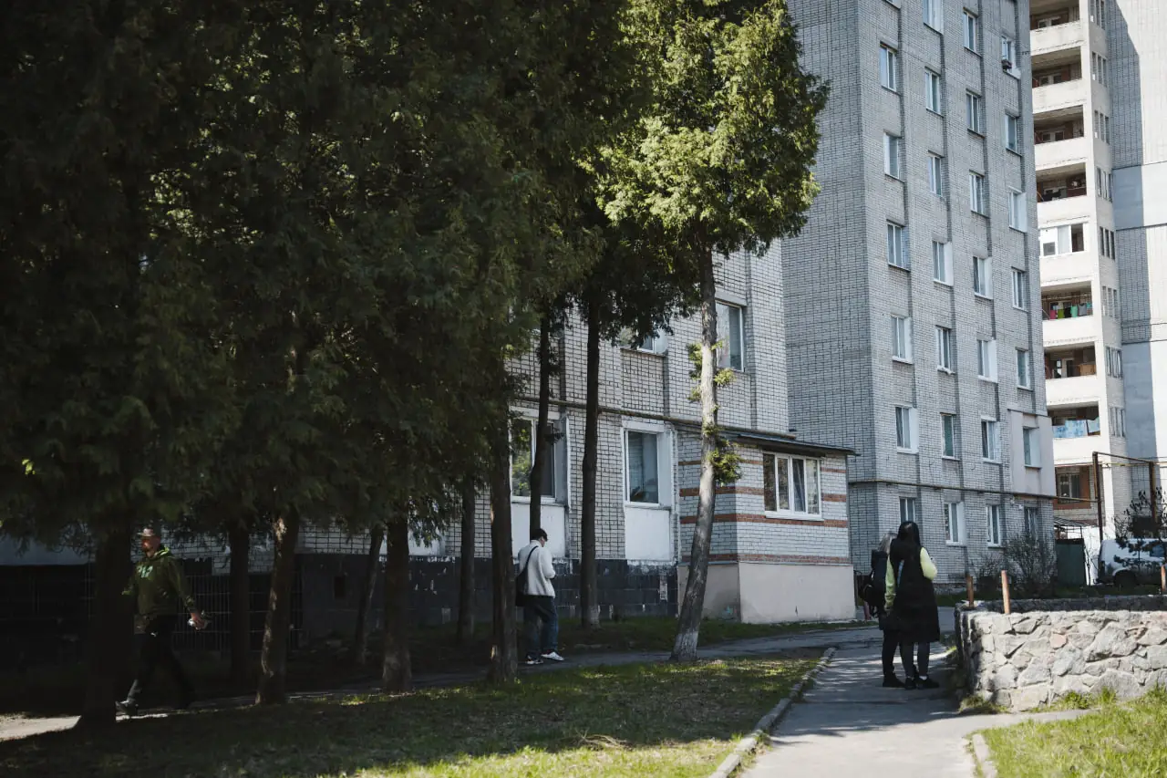 Dvir na rayoni, yakyy sum'yany nazyvayutʹ Postroyka Двір району Постройка в Сумах