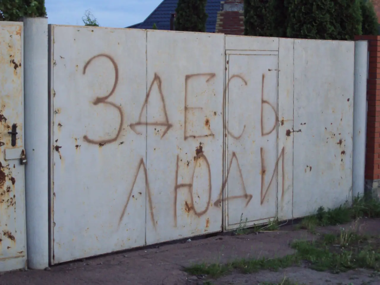 Romensʹka vulytsya v Sumakh3 Паркан на вулиці Роменській з написом