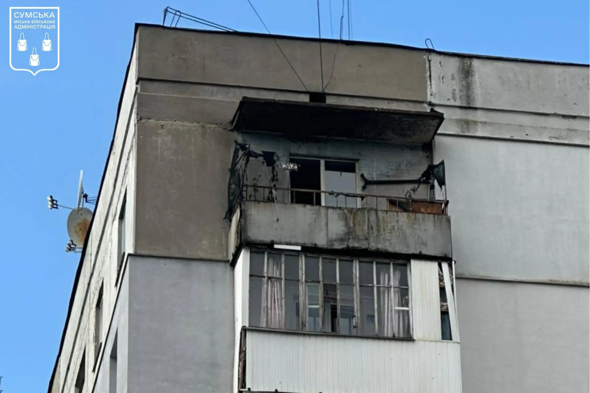 Балкон після влучання БпЛА в Сумах