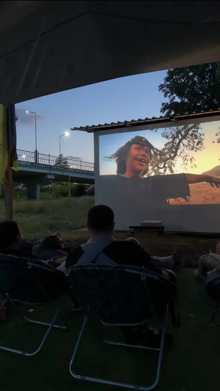 kino na velykomu ekrani v sumskomu parku 1 Кіно в Сумах на березі Псла