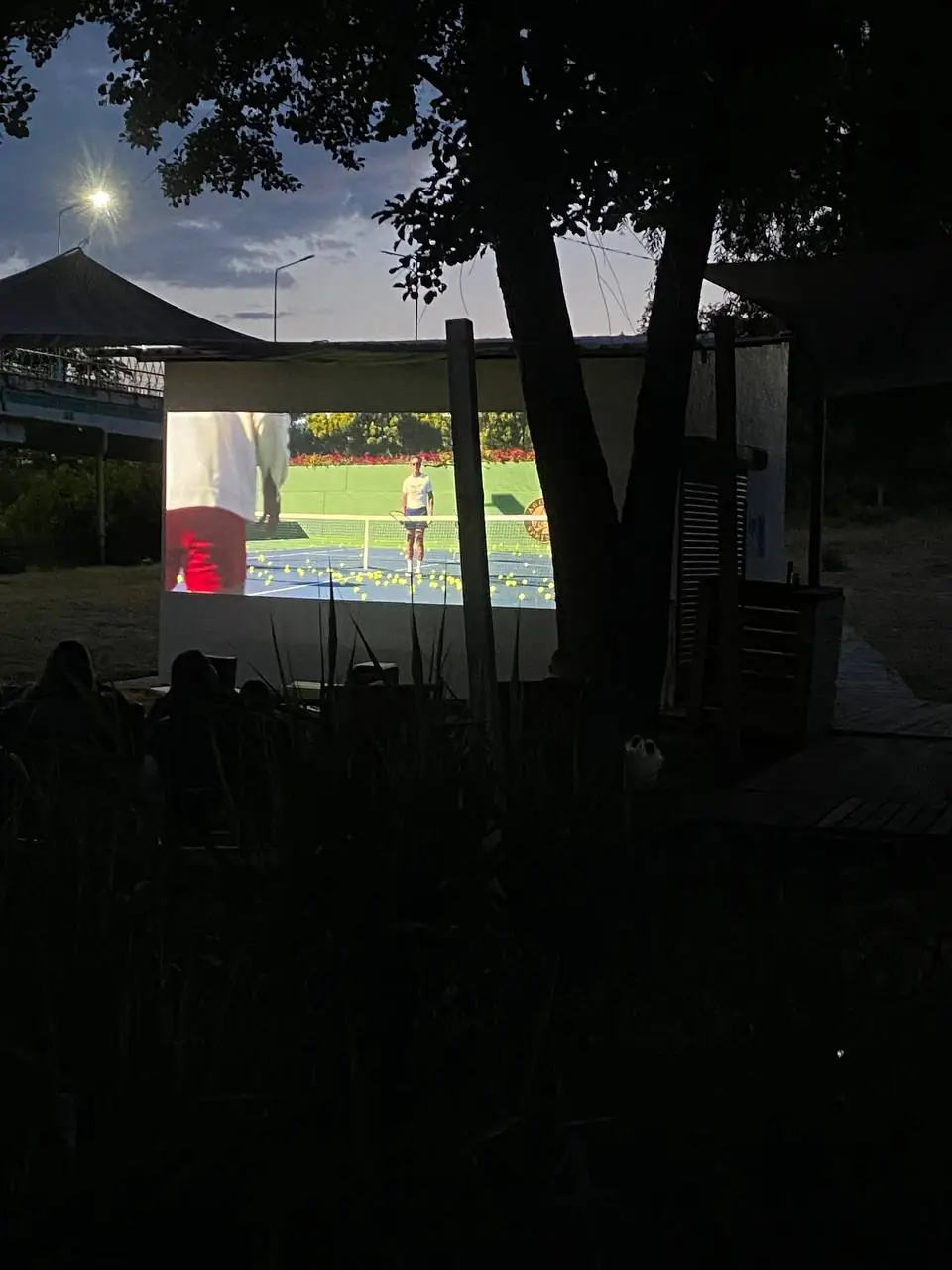 kino na velykomu ekrani v sumskomu parku Перегляд фільму в Сумах на вулиці