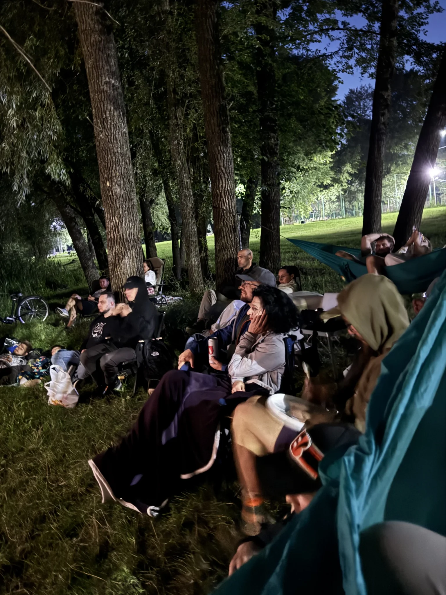 liudy dyvliatsia kino prosto neba Люди дивляться кіно просто неба
