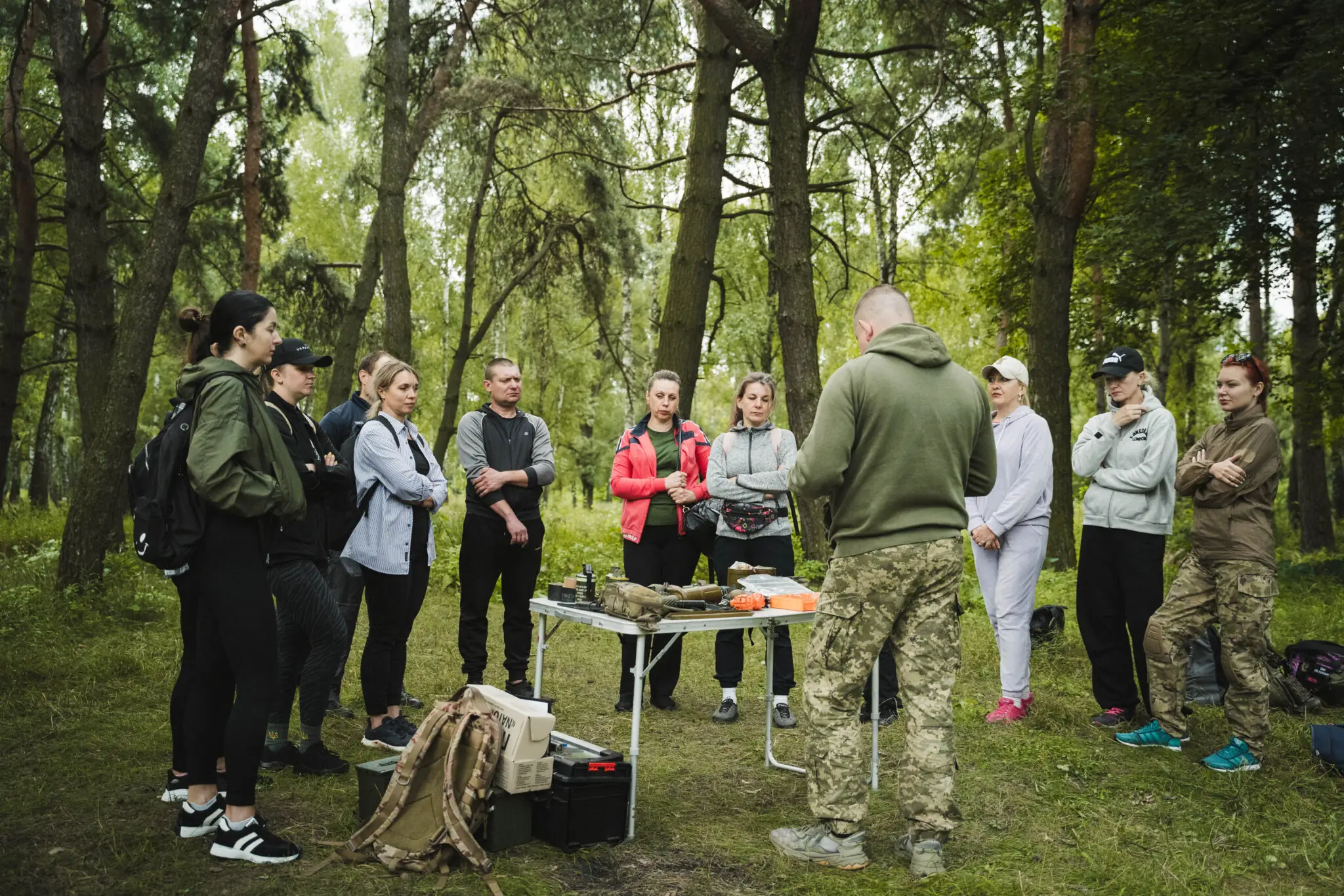 Близько 12 людей оточили інструктора півколом