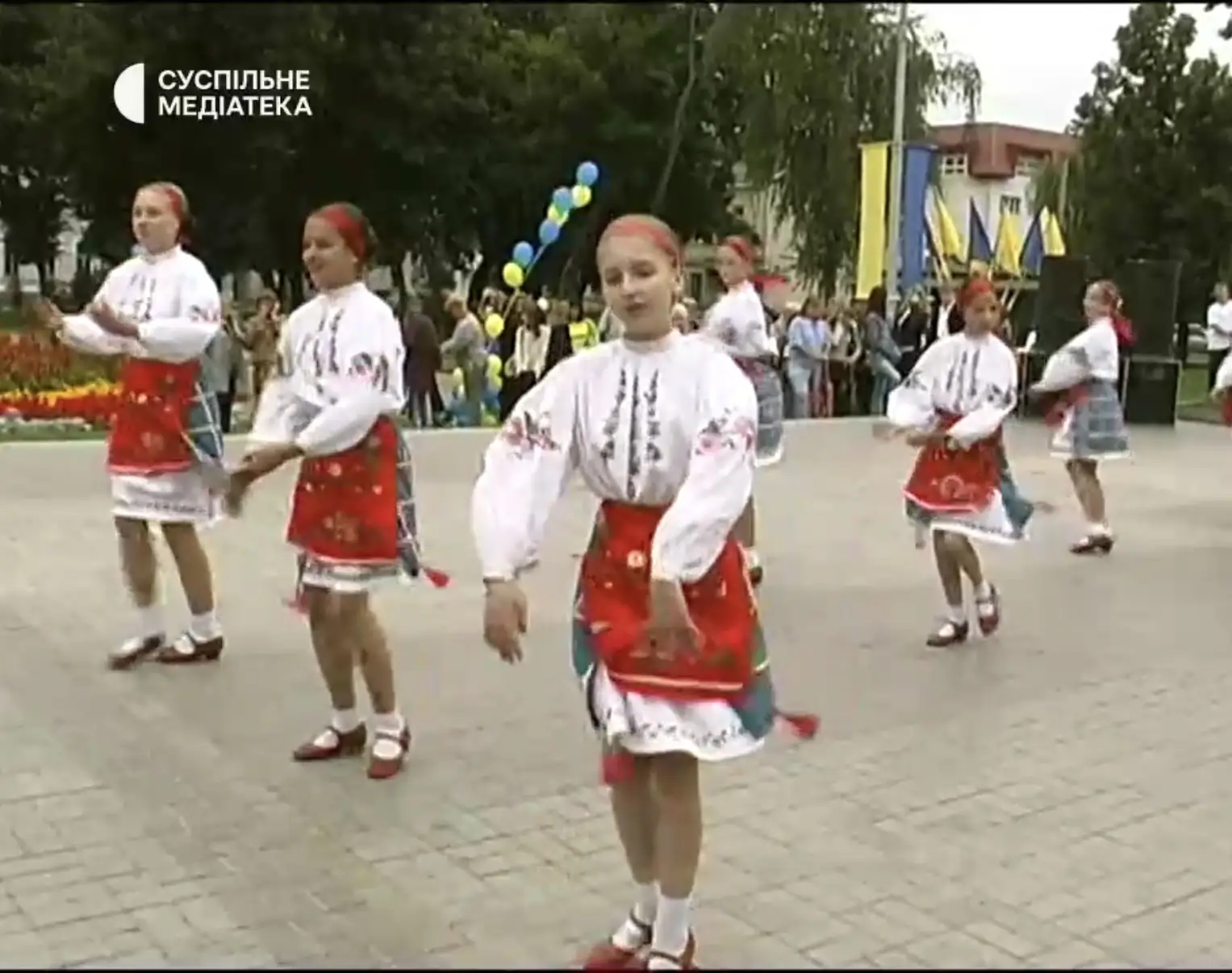 tantsiuvalnyi vystup 2004