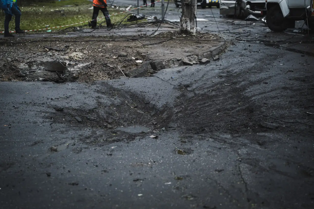 Пошкоджена дорога від вибуху керованої авіабомби в Сумах