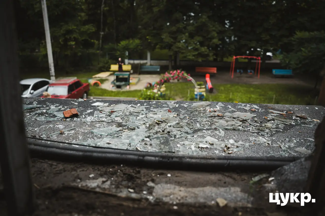 Вибите скло у вікнах багатоповерхівки в Сумах