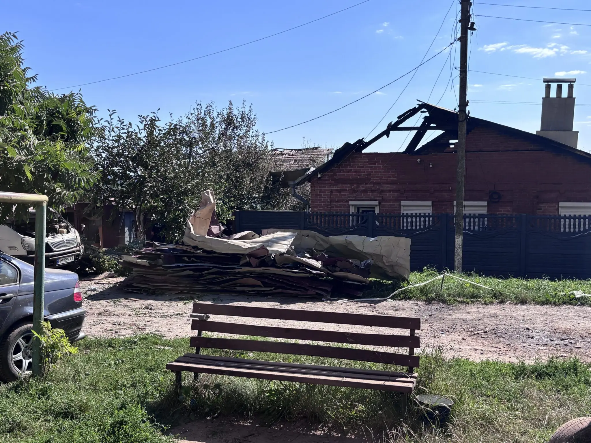 Зруйнований будинок після обстрілу в Сумах