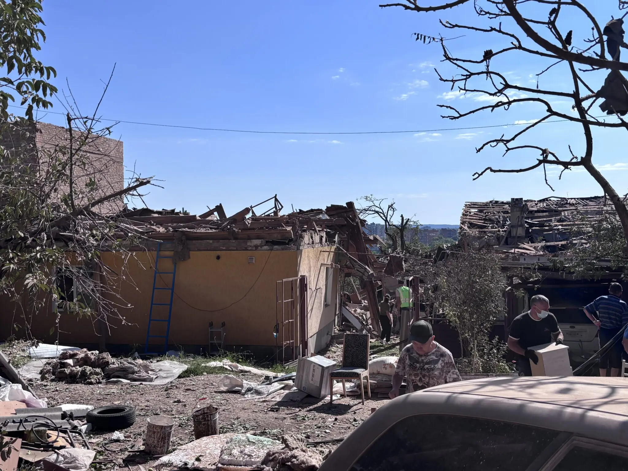 Зруйнований будинок у Сумах внаслідок атаки