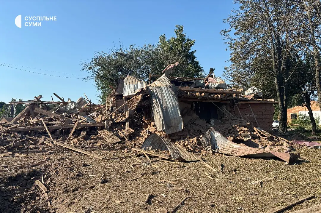 Зруйнована конюшня в Сумах внаслідок удару КАБу