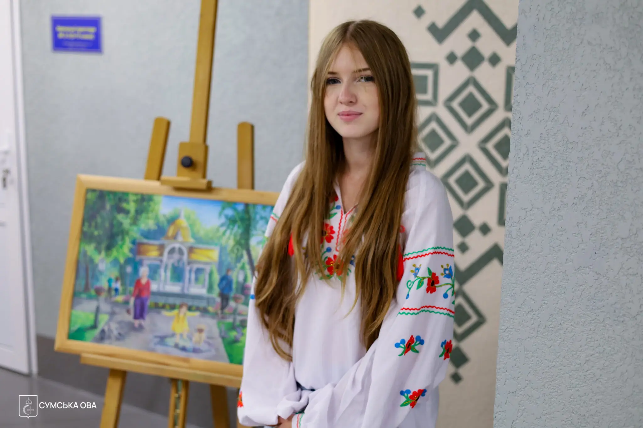Дівчина біля картини в підземній школі