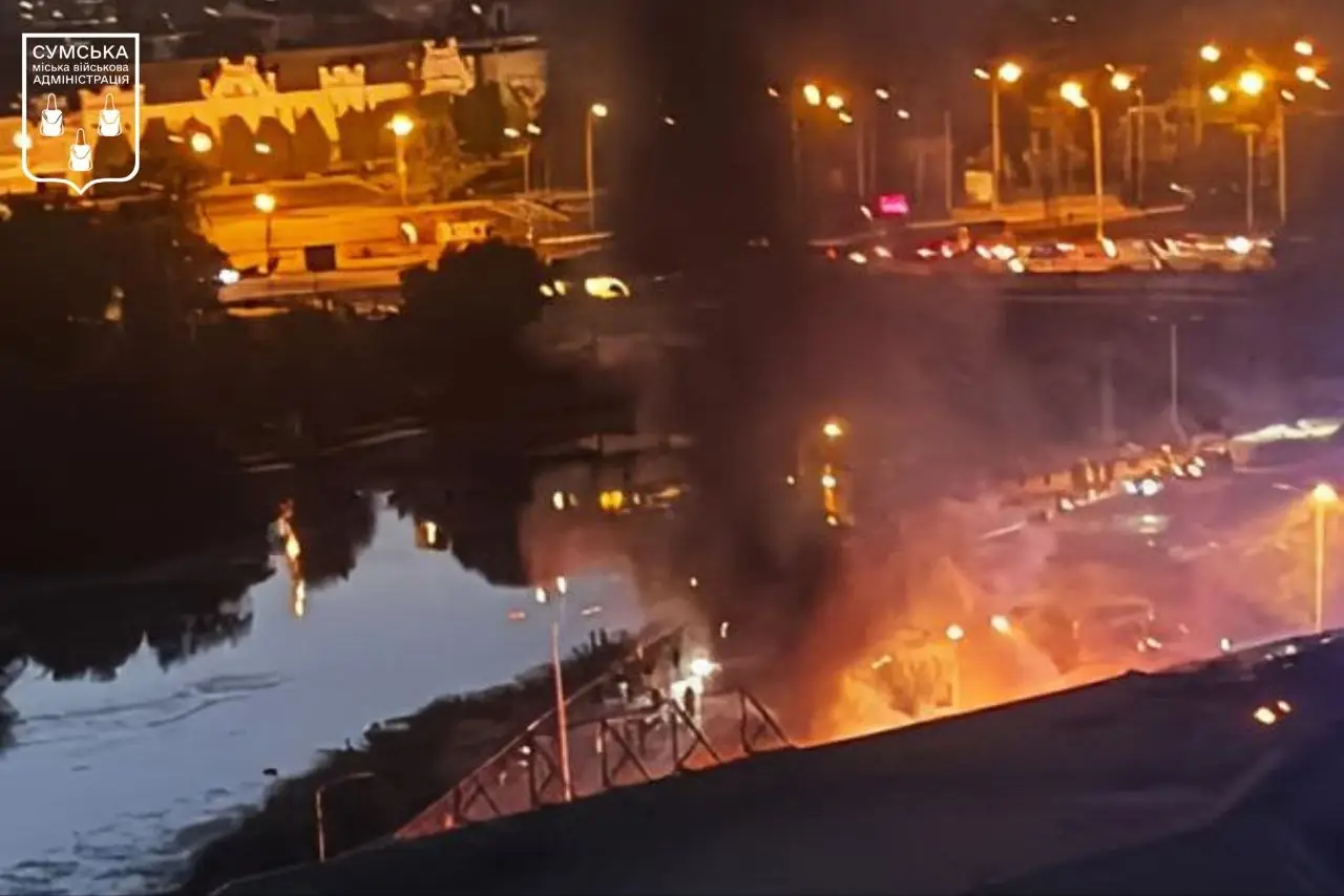 Пожежа внаслідок атаки по ТРЦ у Сумах